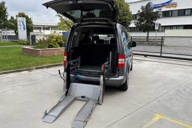 Installazione di sollevatore per trasporto disabili su VW Caddy